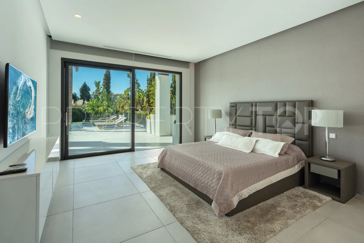 Se vende villa de 5 dormitorios en Nueva Andalucia