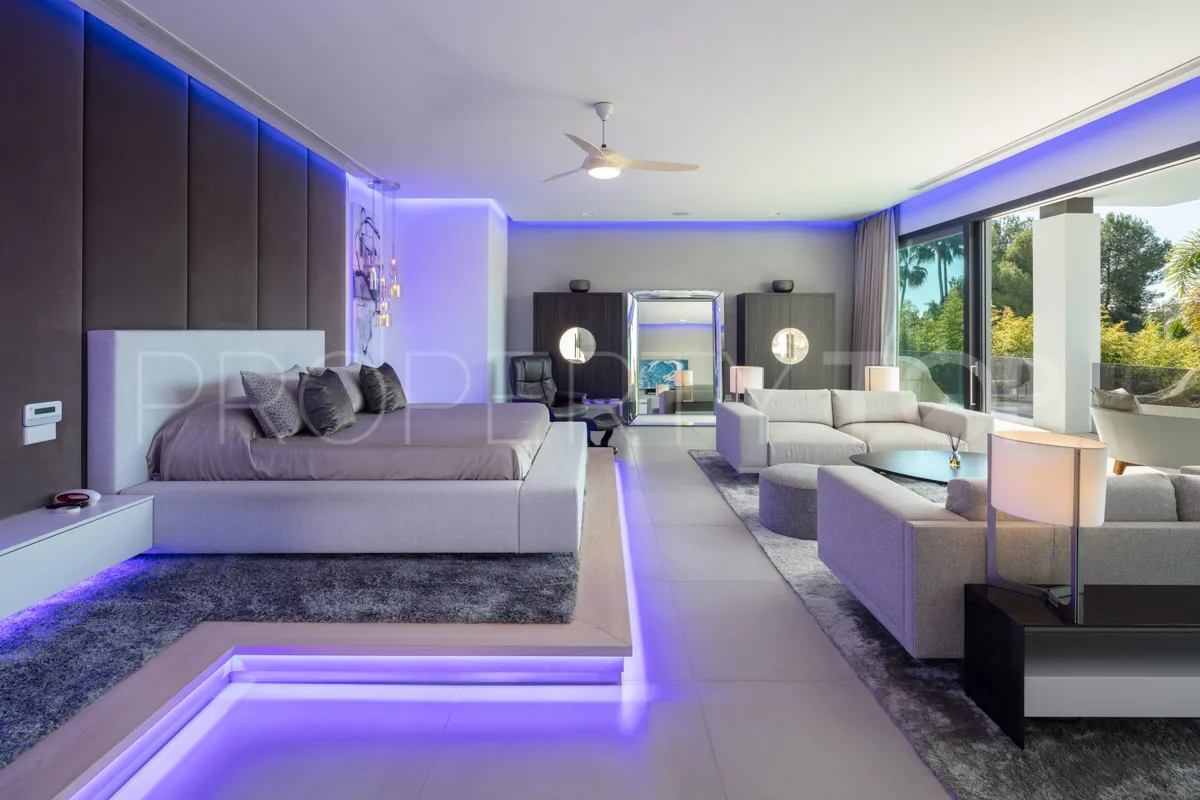 Se vende villa de 5 dormitorios en Nueva Andalucia