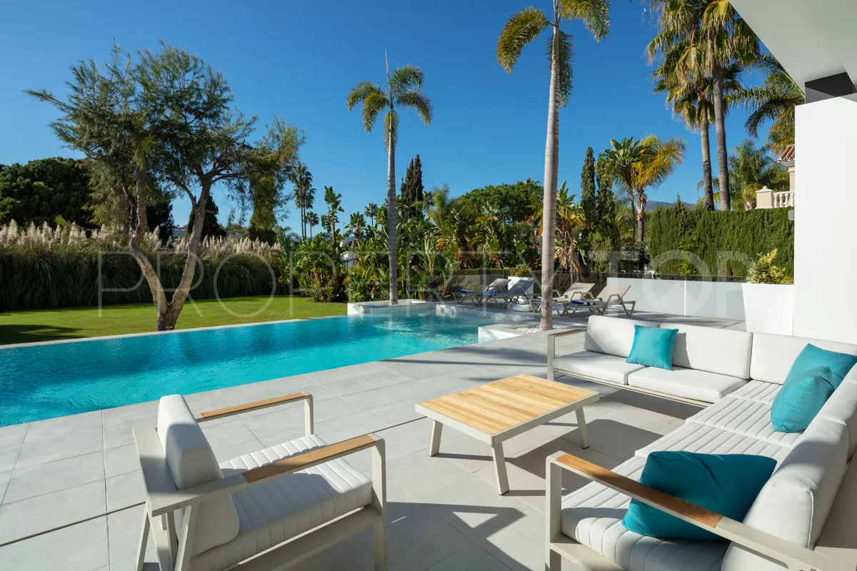 Se vende villa de 5 dormitorios en Nueva Andalucia