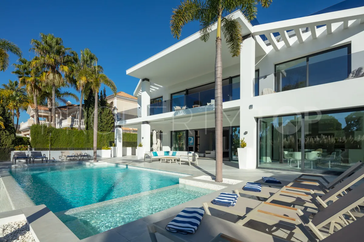 Se vende villa de 5 dormitorios en Nueva Andalucia
