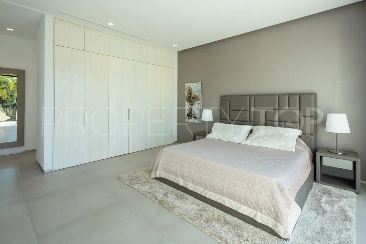 Se vende villa de 5 dormitorios en Nueva Andalucia