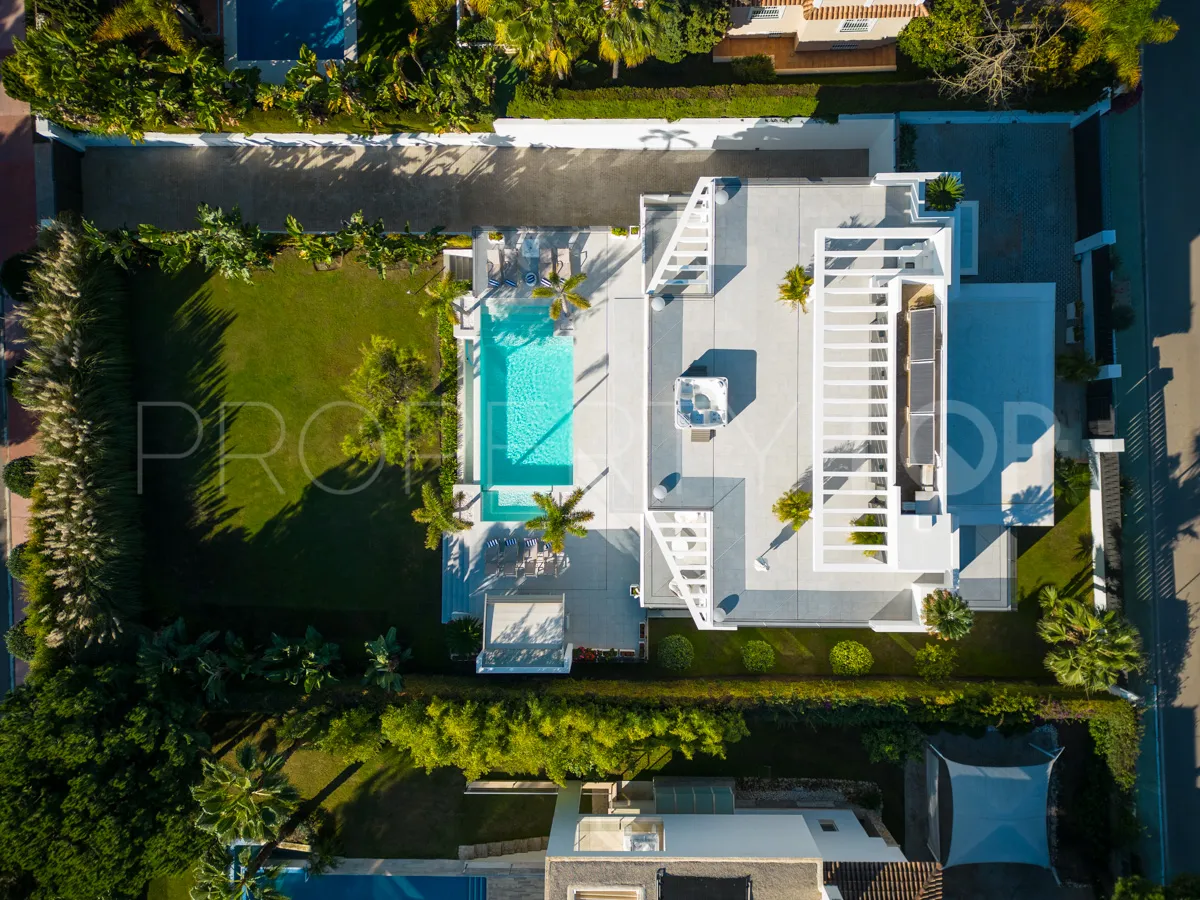 Se vende villa de 5 dormitorios en Nueva Andalucia