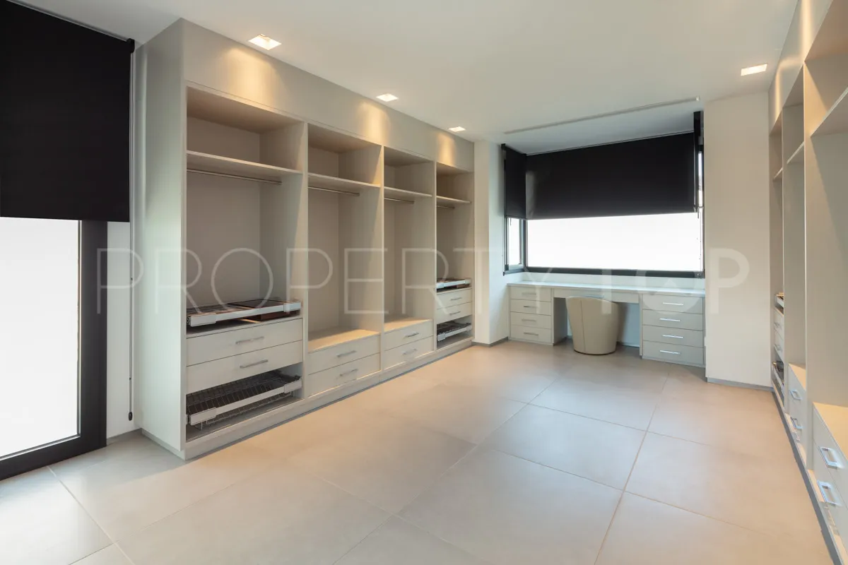 Se vende villa de 5 dormitorios en Nueva Andalucia