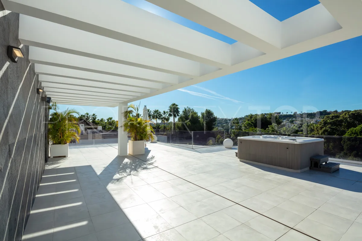 Se vende villa de 5 dormitorios en Nueva Andalucia