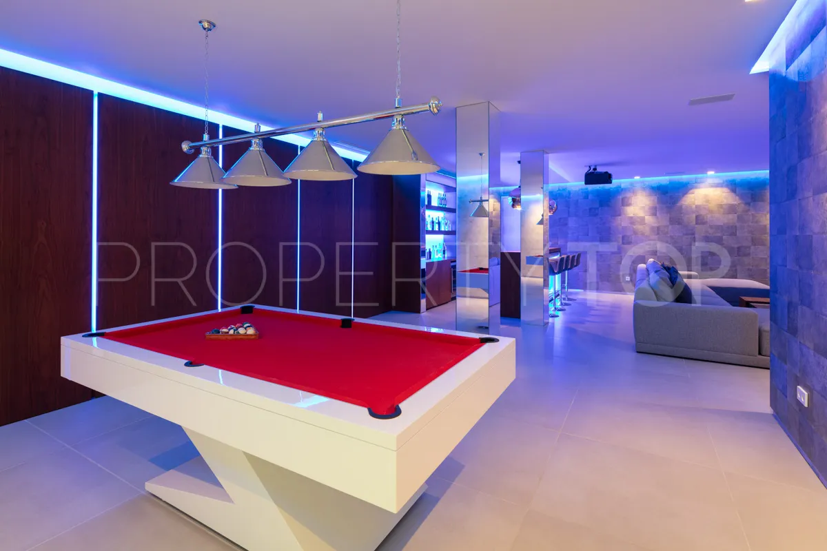 Se vende villa de 5 dormitorios en Nueva Andalucia