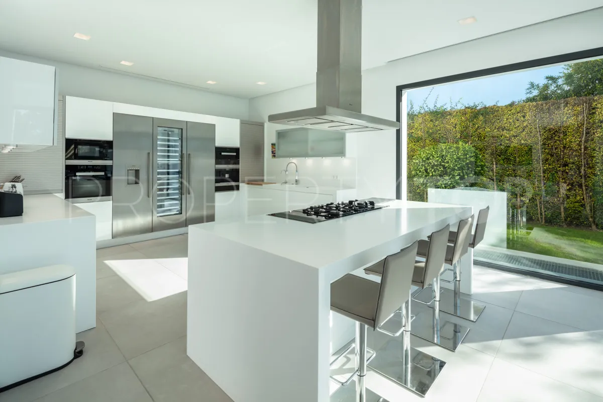 Se vende villa de 5 dormitorios en Nueva Andalucia