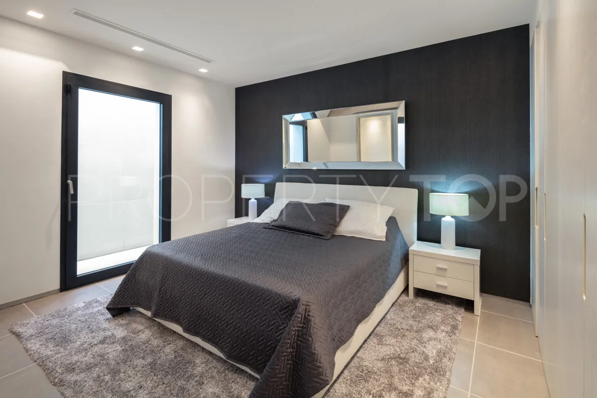 Se vende villa de 5 dormitorios en Nueva Andalucia