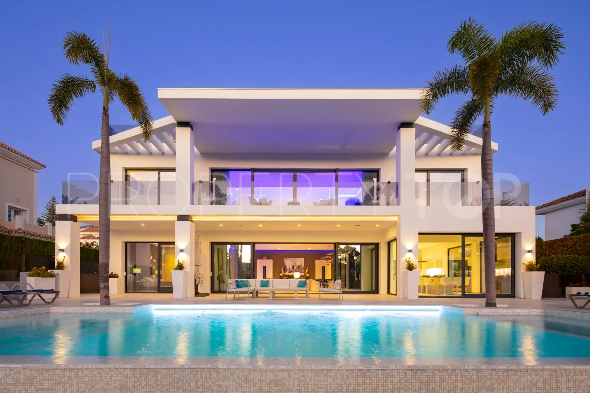 Se vende villa de 5 dormitorios en Nueva Andalucia