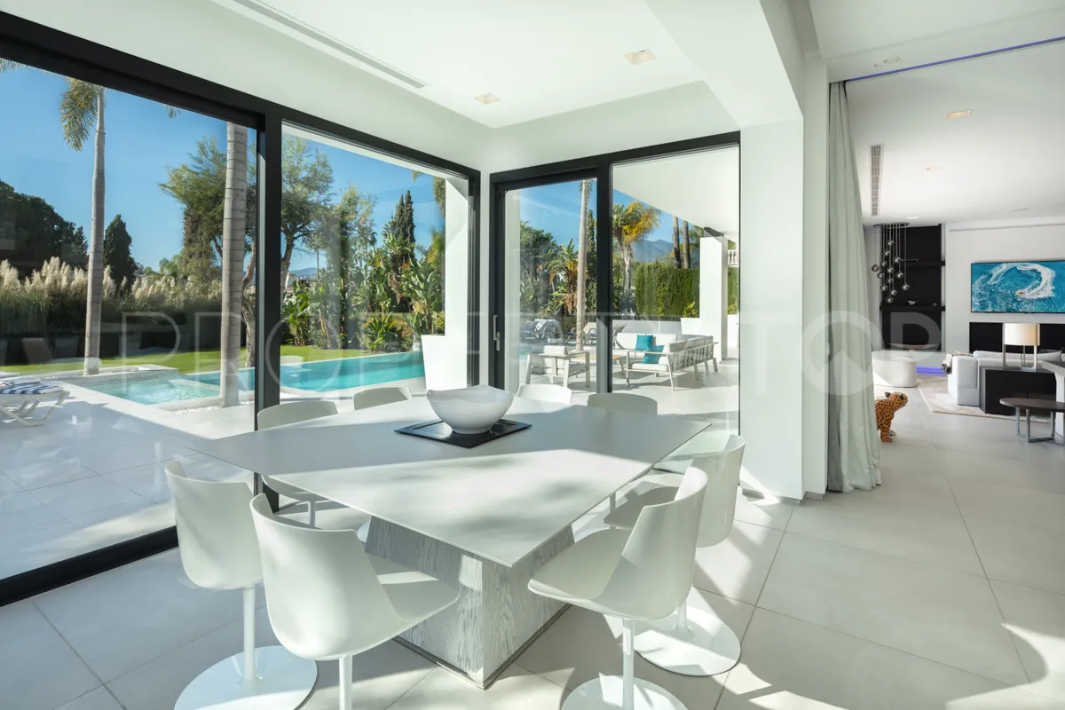 Se vende villa de 5 dormitorios en Nueva Andalucia