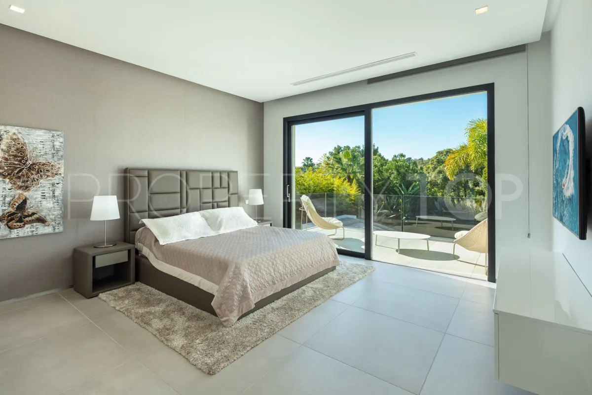 Se vende villa de 5 dormitorios en Nueva Andalucia