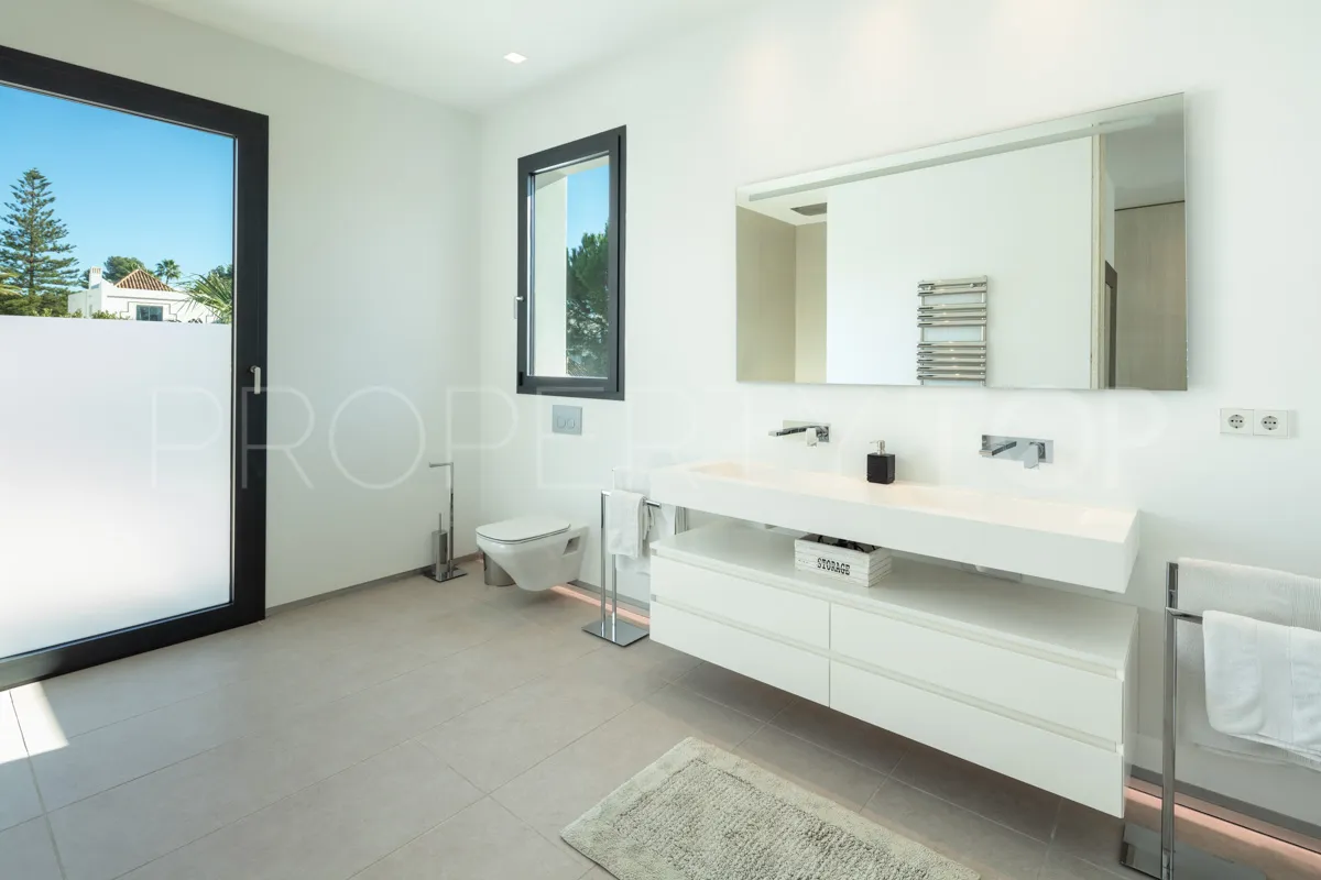 Se vende villa de 5 dormitorios en Nueva Andalucia