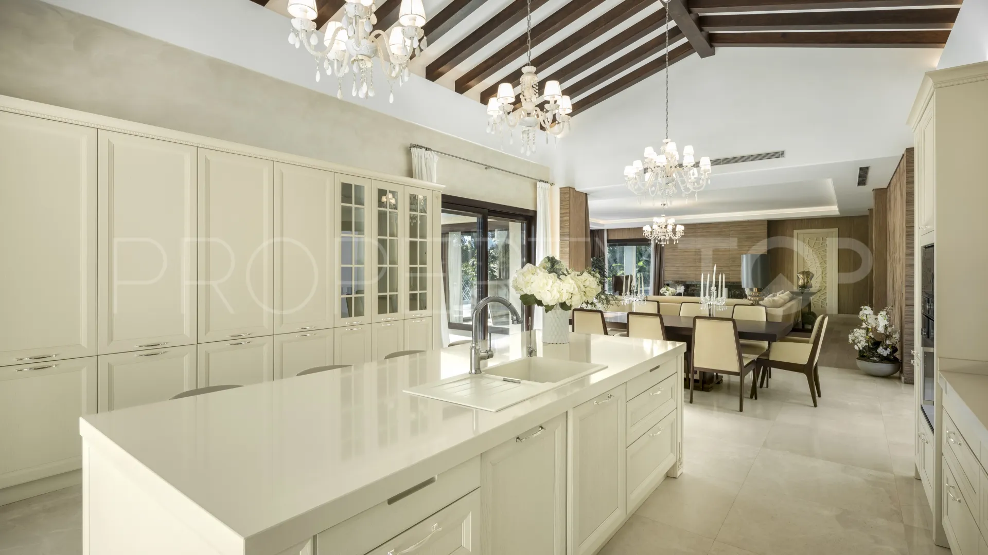 5 bedrooms Nueva Andalucia villa for sale