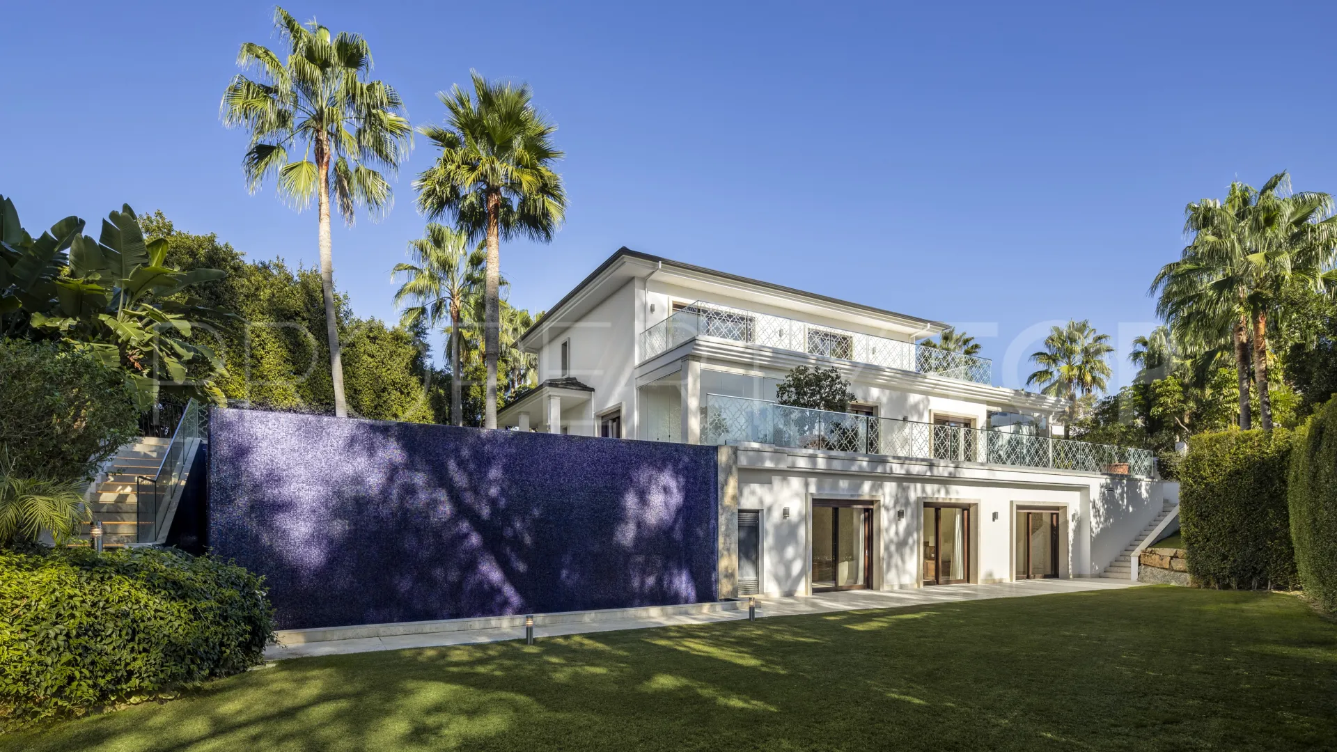 5 bedrooms Nueva Andalucia villa for sale