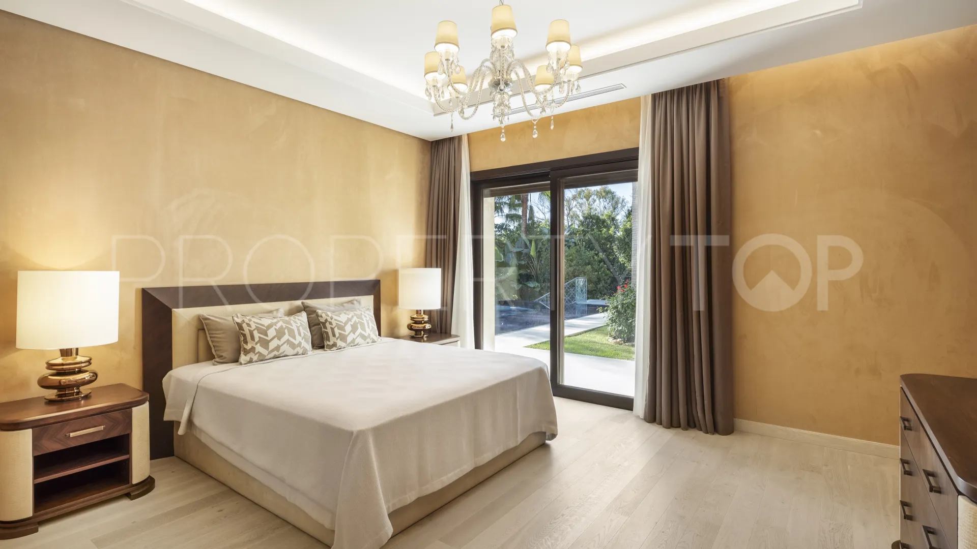 5 bedrooms Nueva Andalucia villa for sale