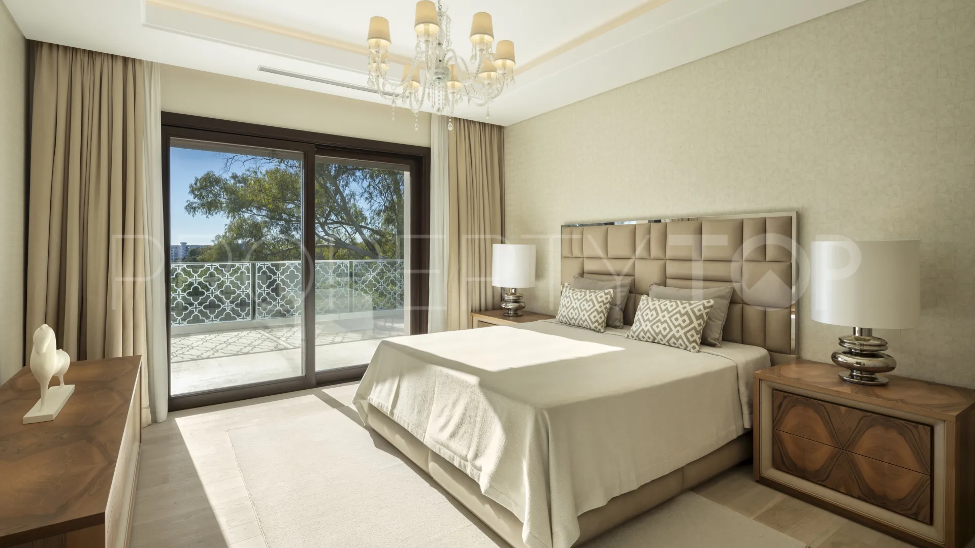 5 bedrooms Nueva Andalucia villa for sale