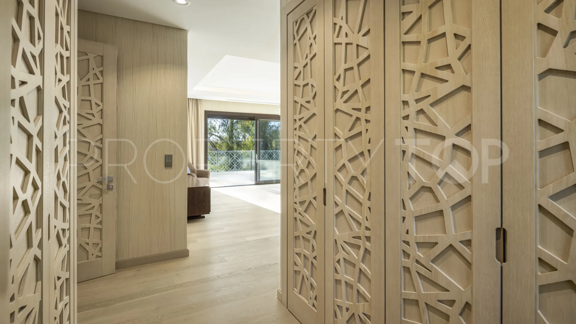 5 bedrooms Nueva Andalucia villa for sale