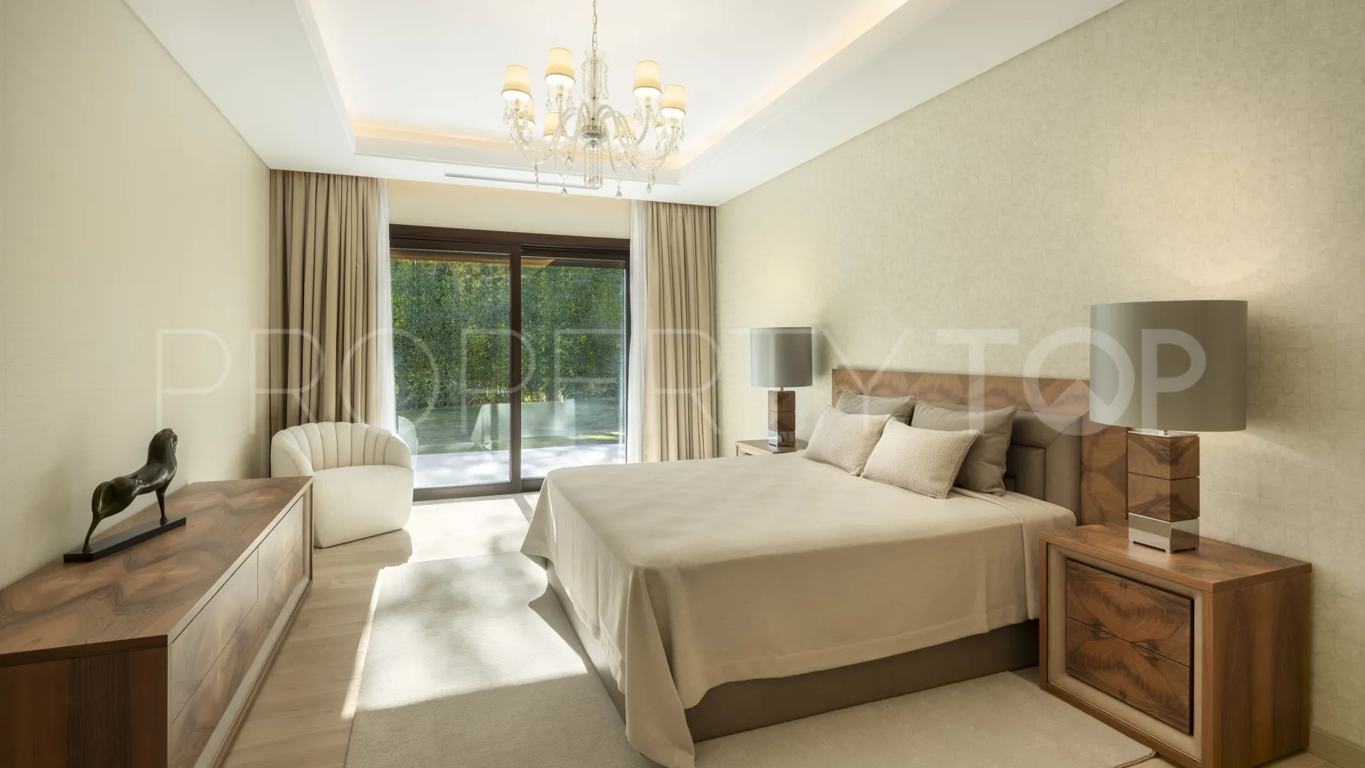 5 bedrooms Nueva Andalucia villa for sale