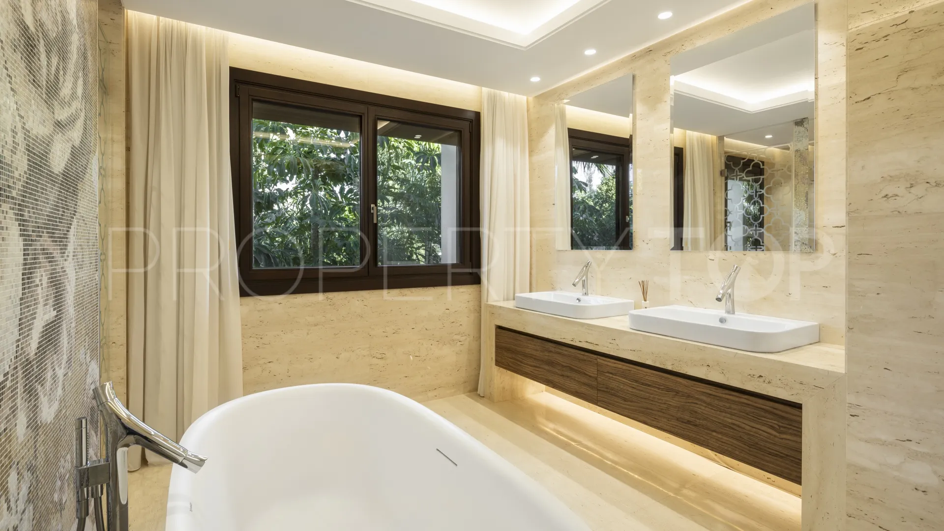 5 bedrooms Nueva Andalucia villa for sale