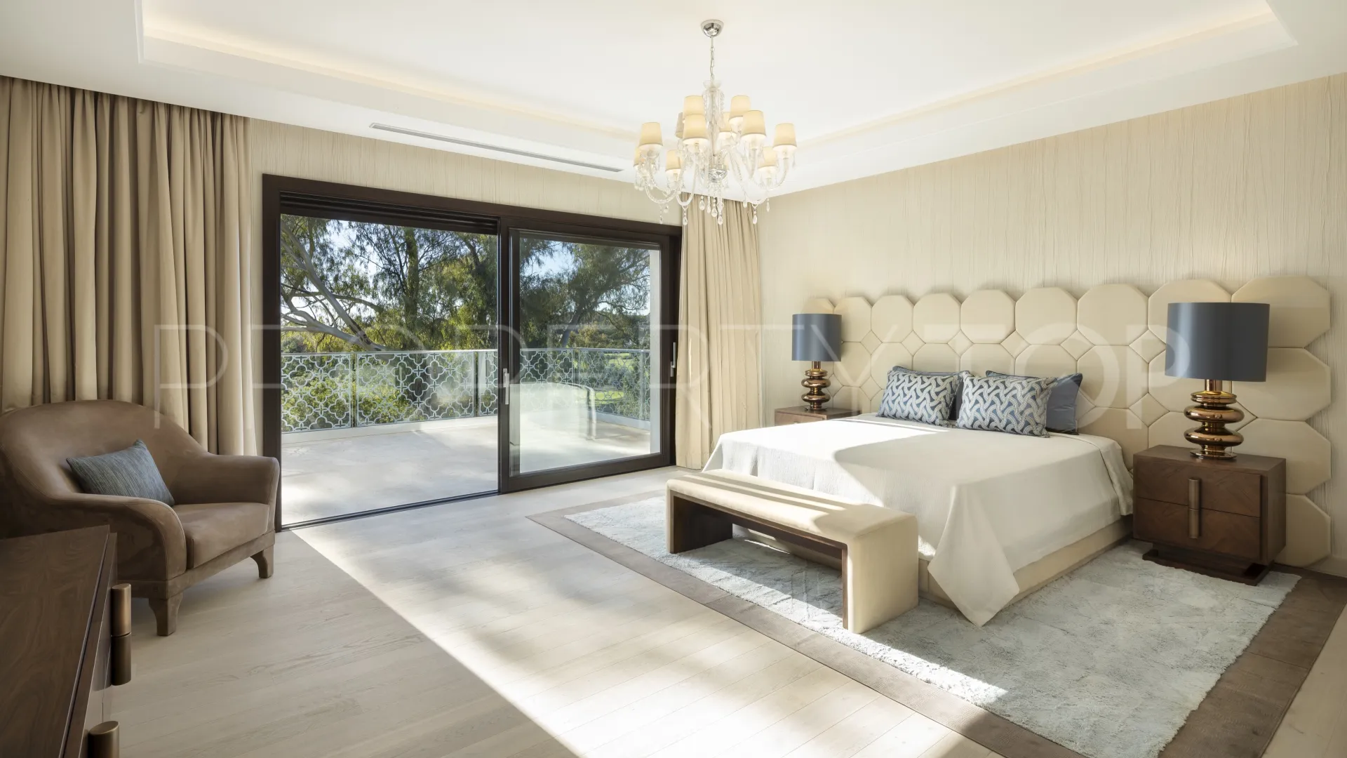 5 bedrooms Nueva Andalucia villa for sale