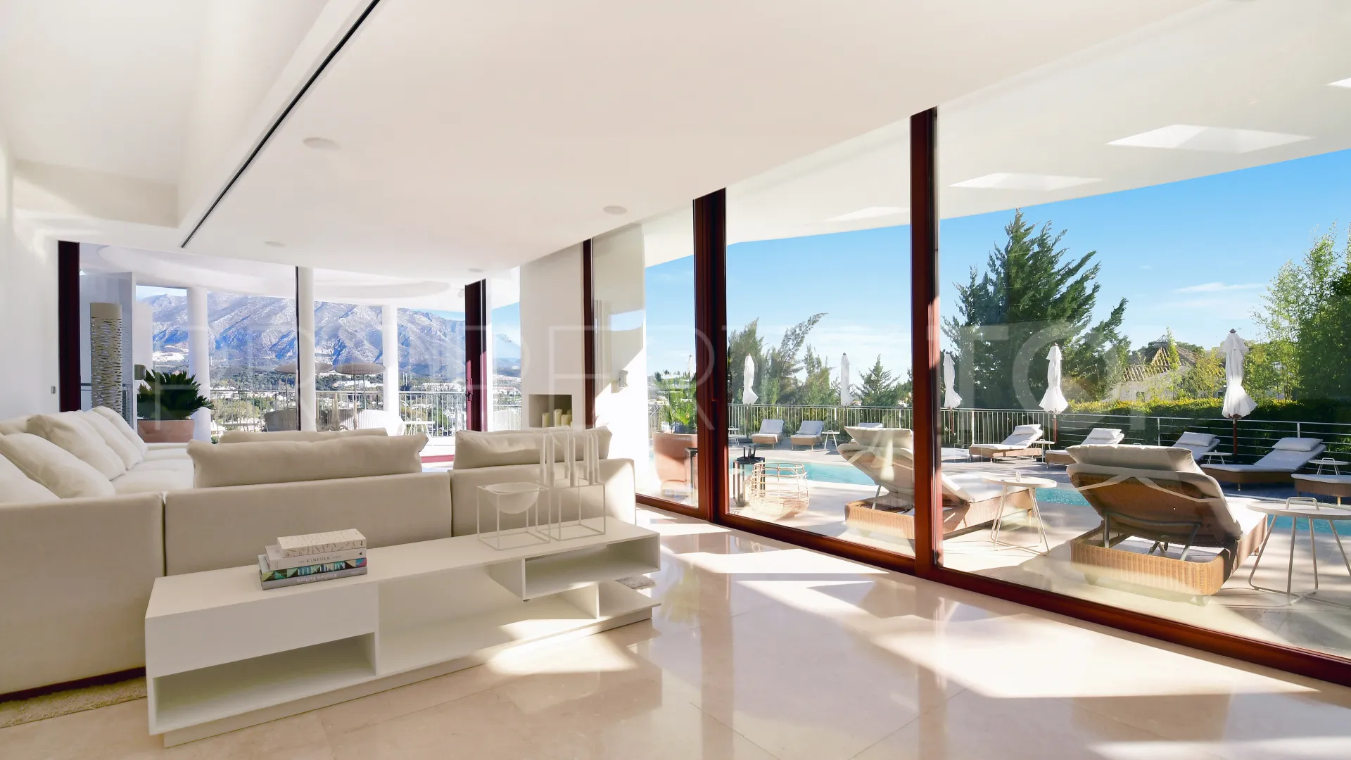 Se vende villa con 7 dormitorios en Nueva Andalucia