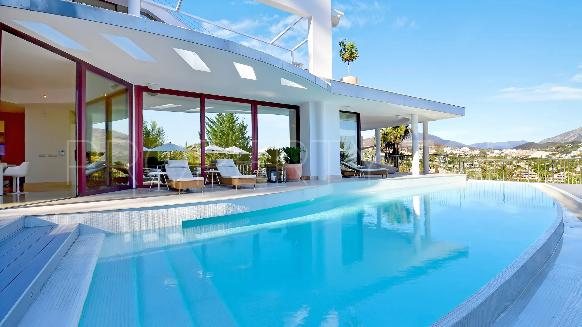 Se vende villa con 7 dormitorios en Nueva Andalucia