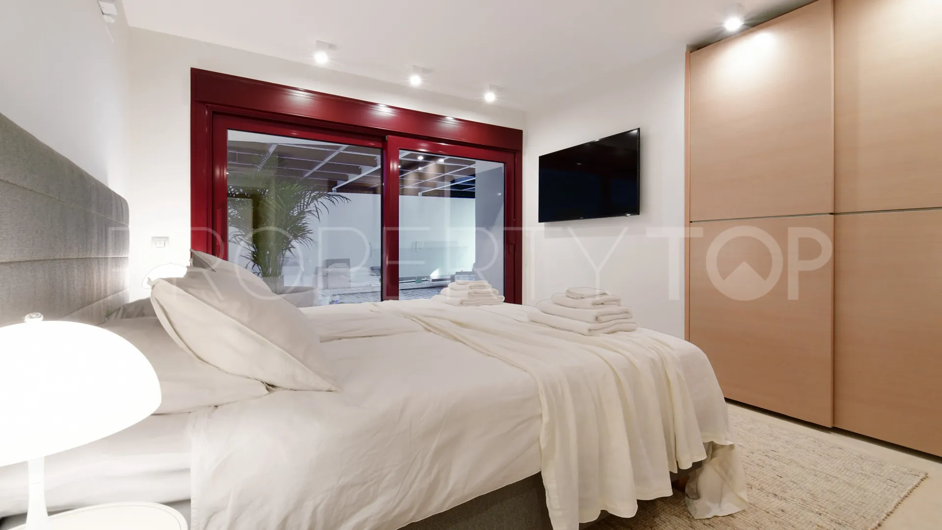 Se vende villa con 7 dormitorios en Nueva Andalucia
