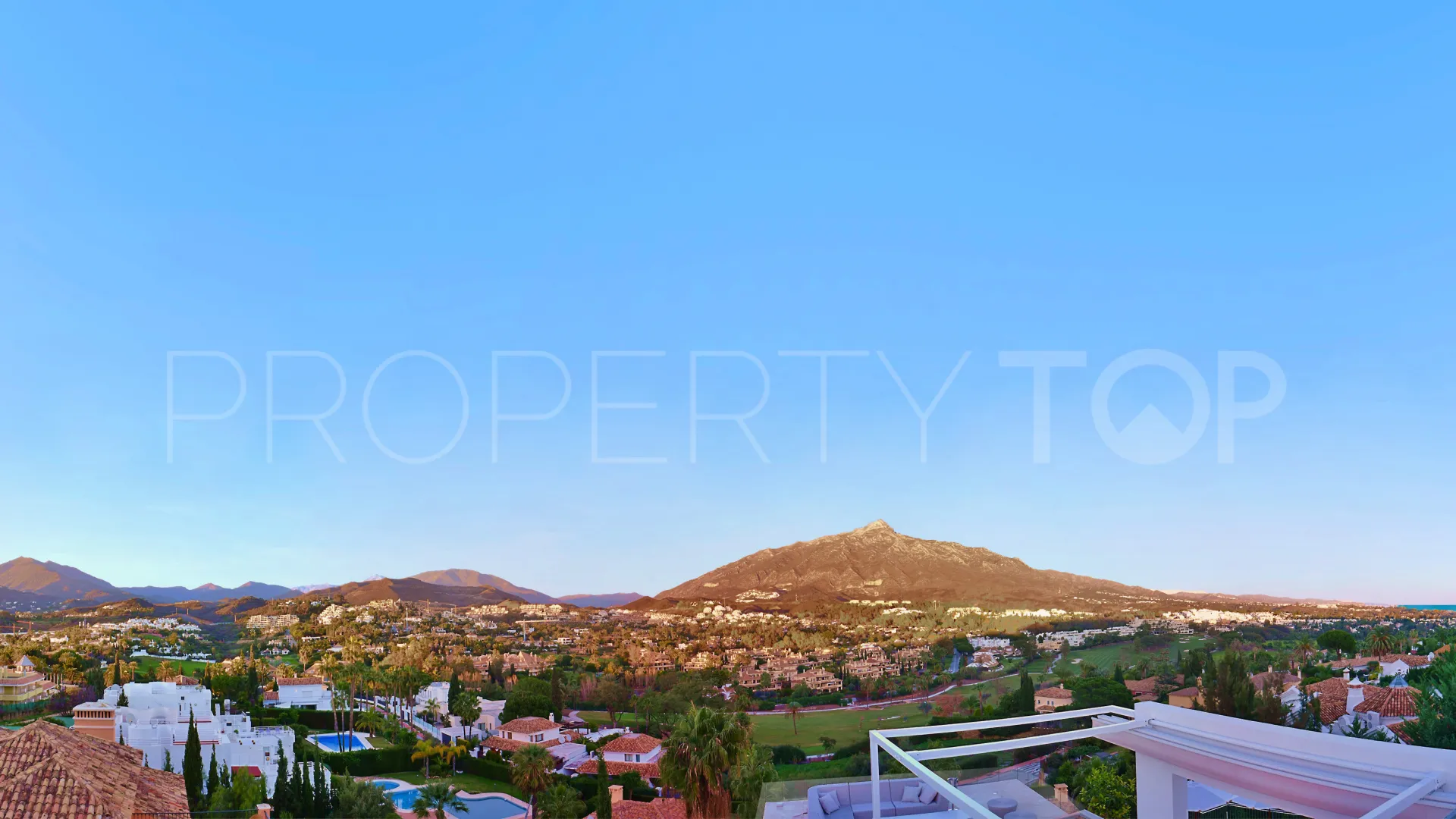 Se vende villa con 7 dormitorios en Nueva Andalucia