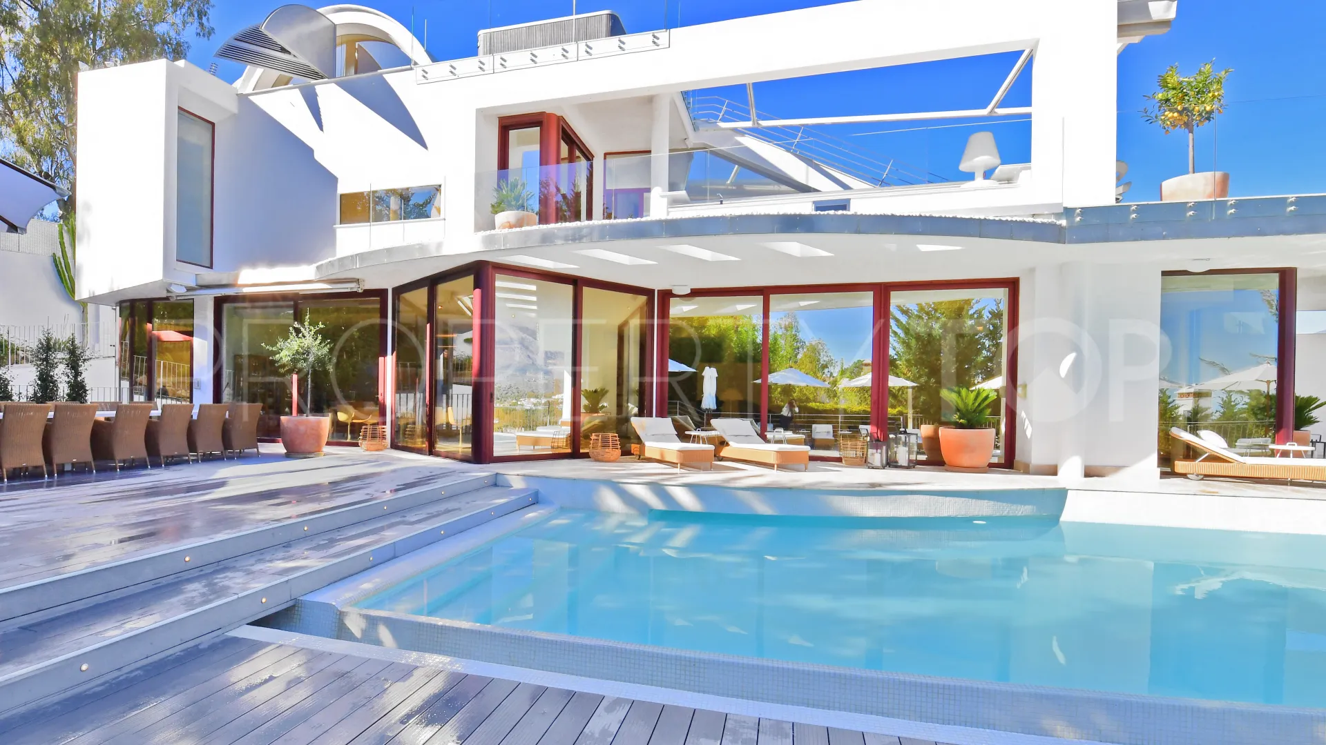 Se vende villa con 7 dormitorios en Nueva Andalucia