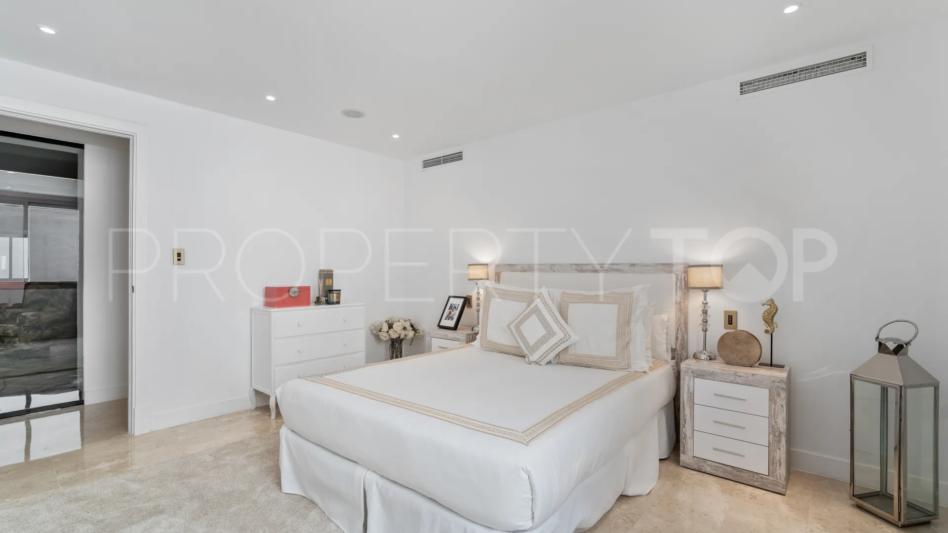 Villa en venta en Hacienda las Chapas con 6 dormitorios