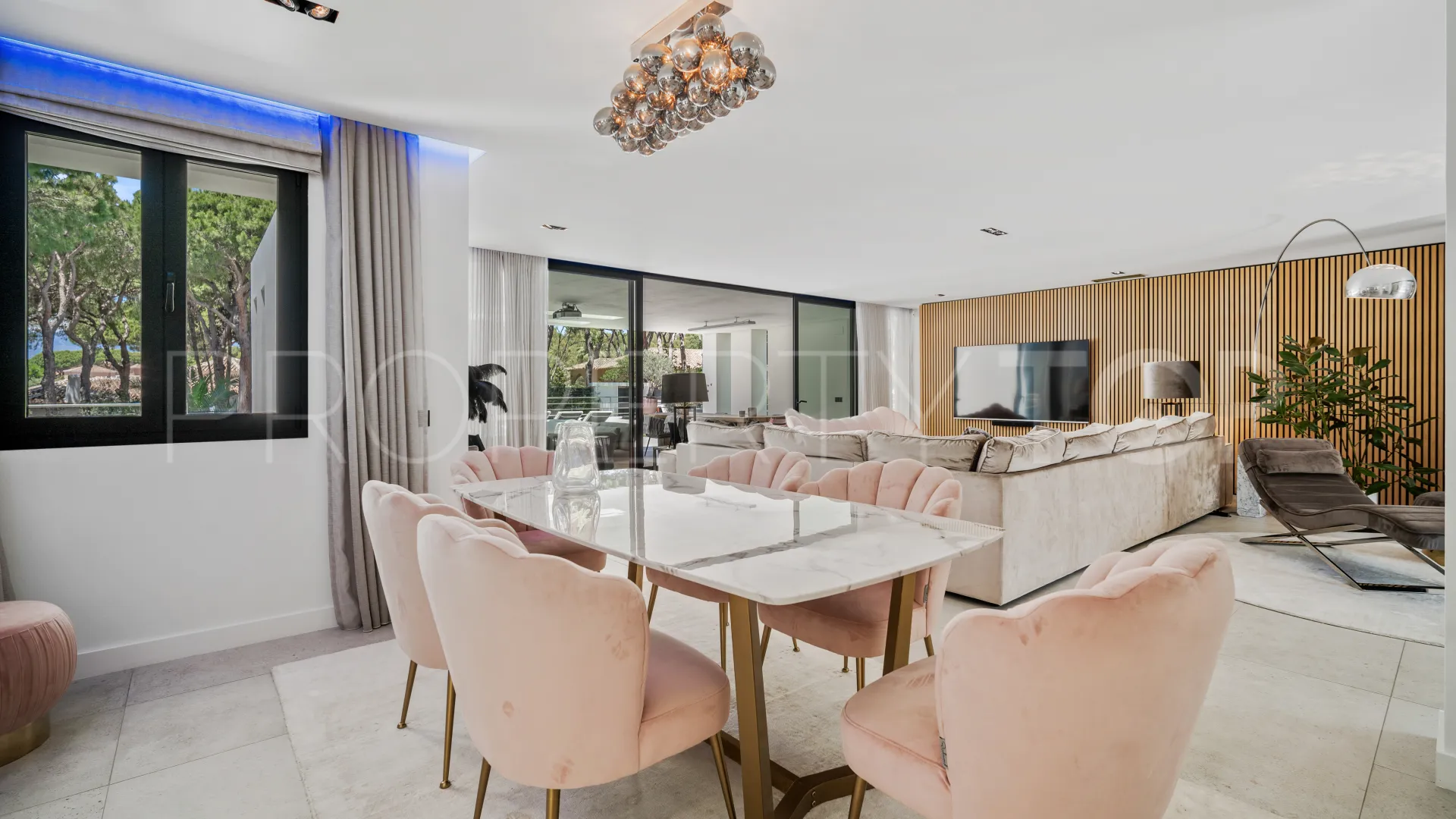 Villa en venta en Hacienda las Chapas con 6 dormitorios