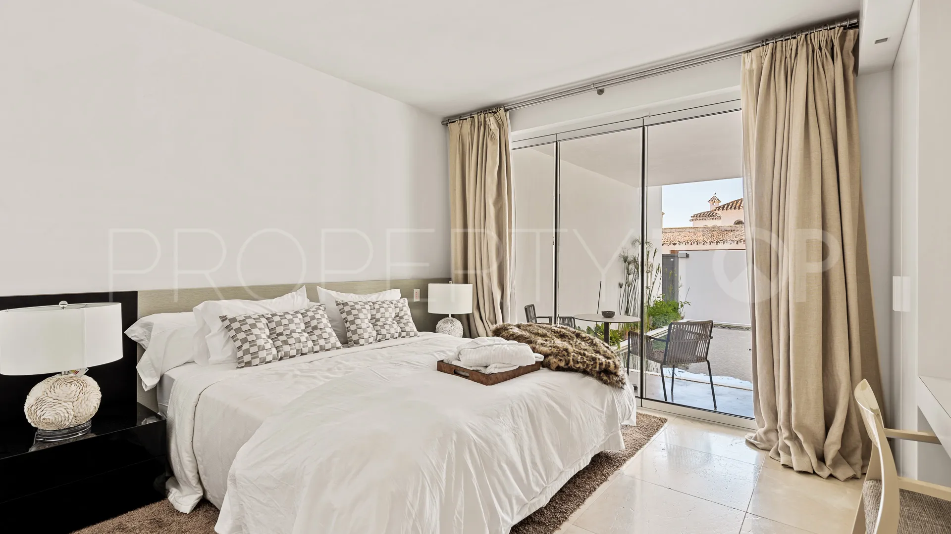 4 bedrooms villa in Puente Romano for sale