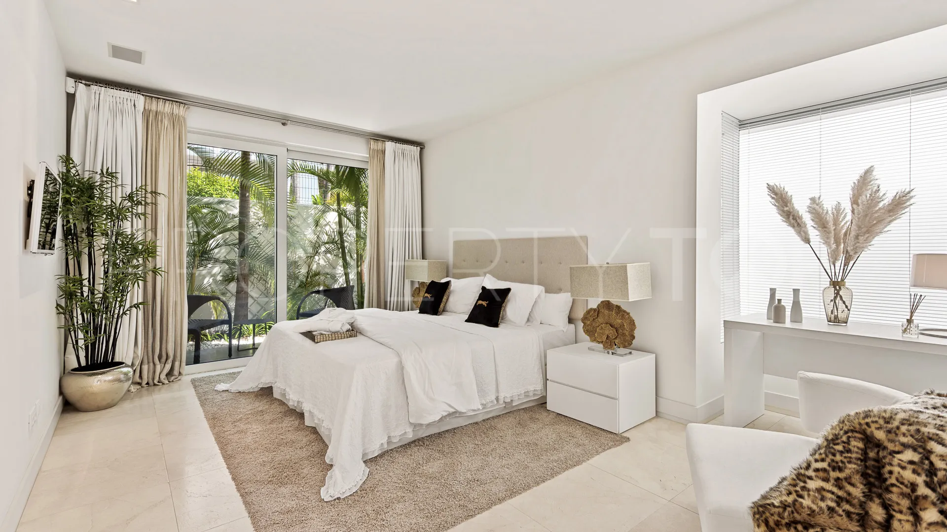 4 bedrooms villa in Puente Romano for sale