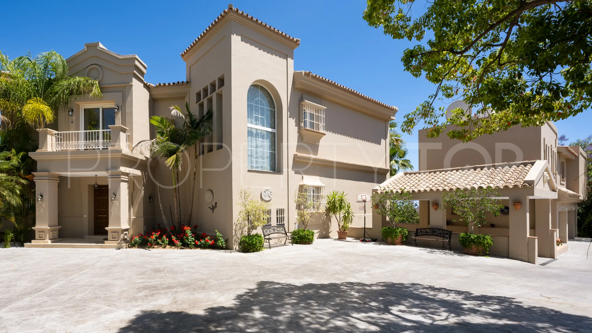 Villa con 7 dormitorios en venta en Nueva Andalucia