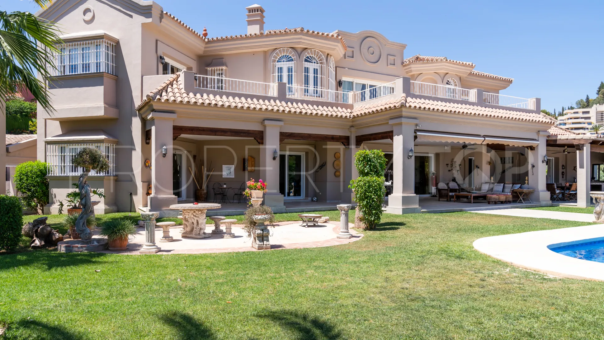 Villa con 7 dormitorios en venta en Nueva Andalucia