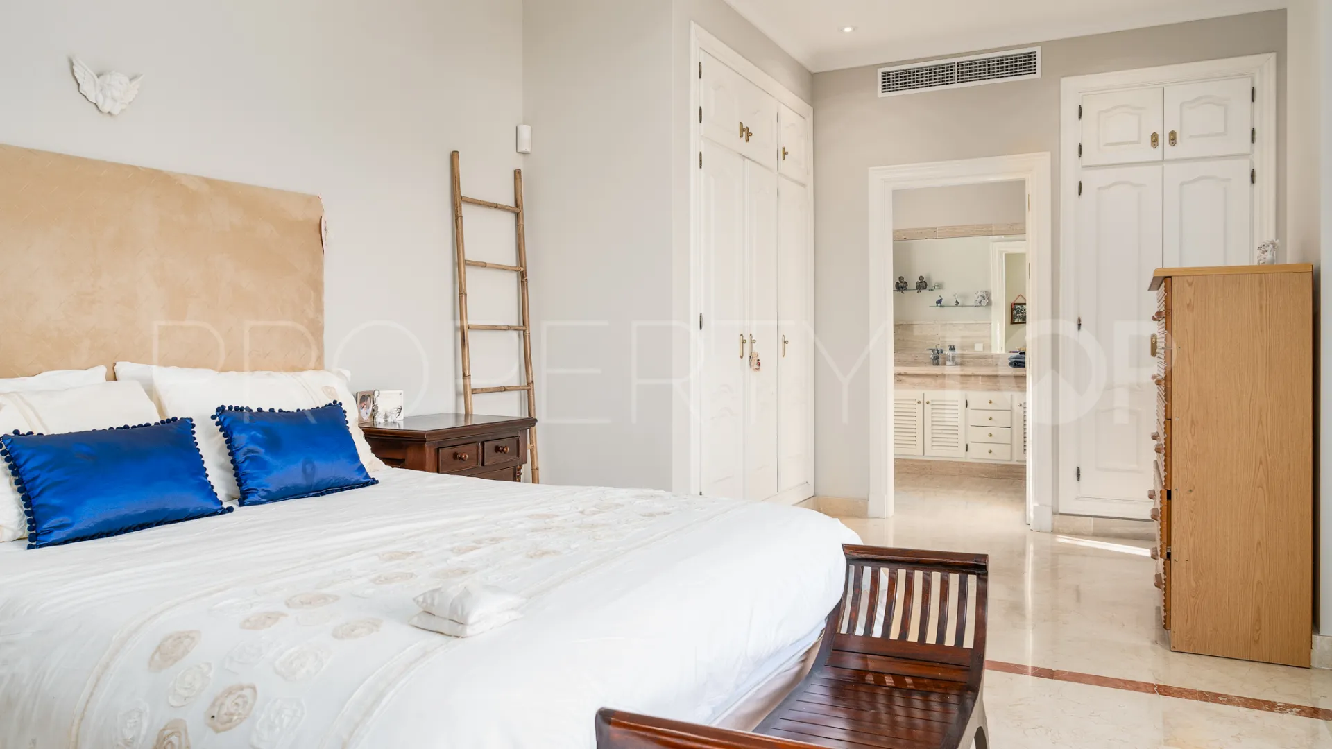 Villa con 7 dormitorios en venta en Nueva Andalucia