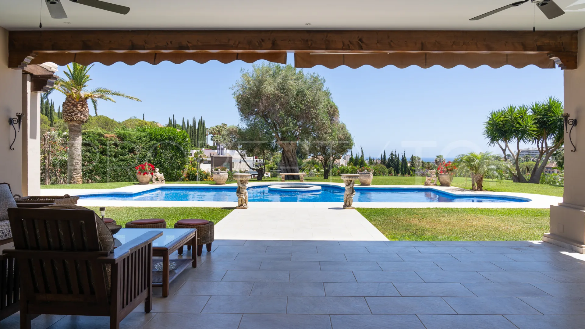 Villa con 7 dormitorios en venta en Nueva Andalucia