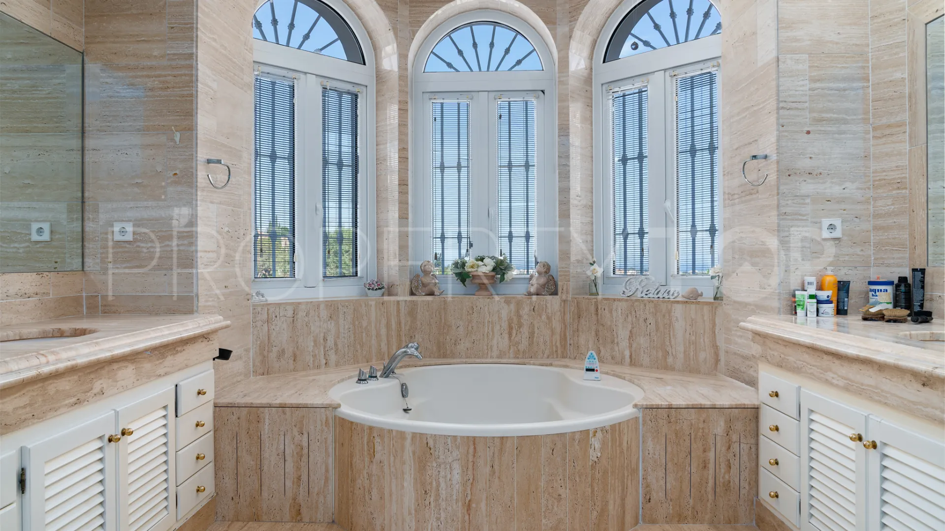 Villa con 7 dormitorios en venta en Nueva Andalucia