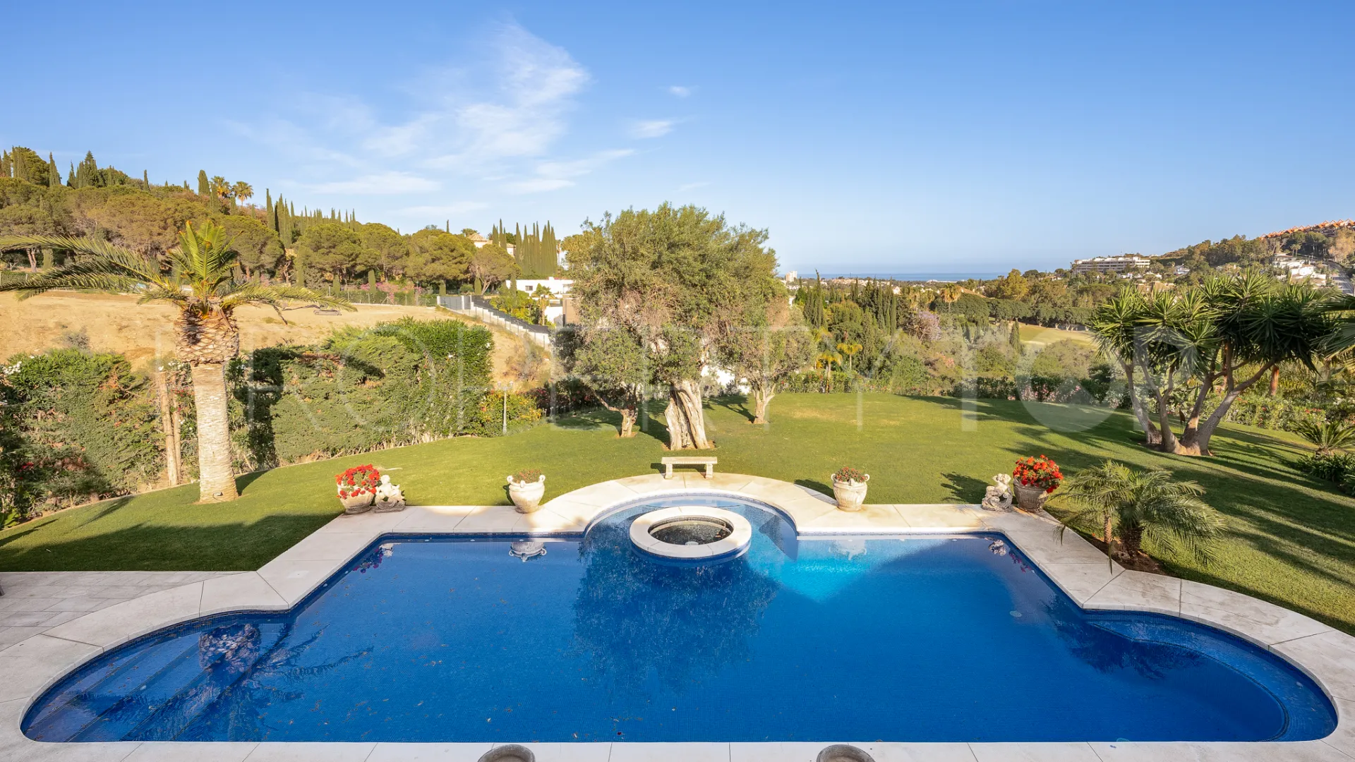 Villa con 7 dormitorios en venta en Nueva Andalucia