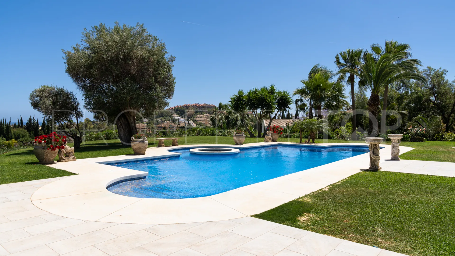 Villa con 7 dormitorios en venta en Nueva Andalucia