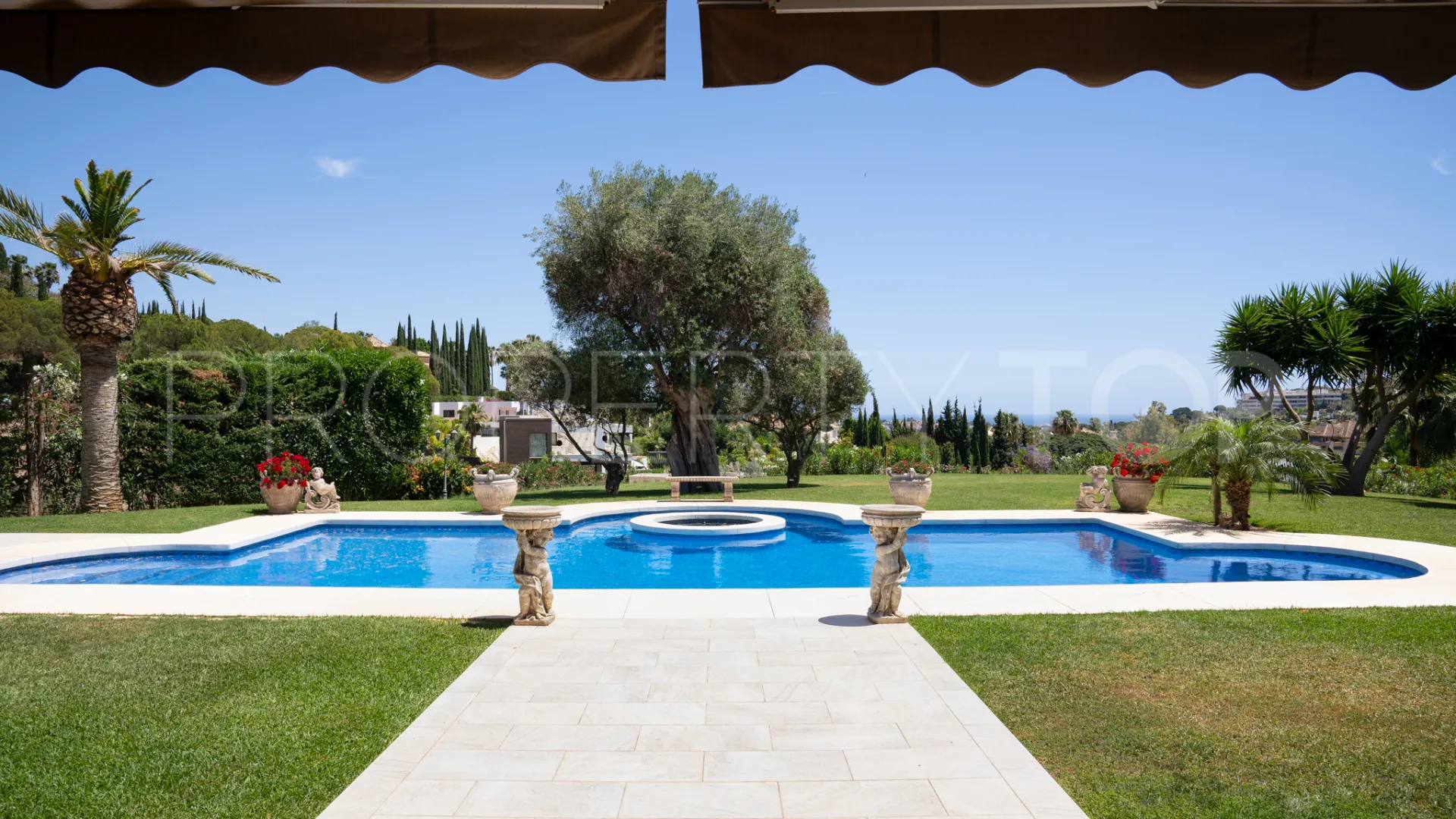 Villa con 7 dormitorios en venta en Nueva Andalucia