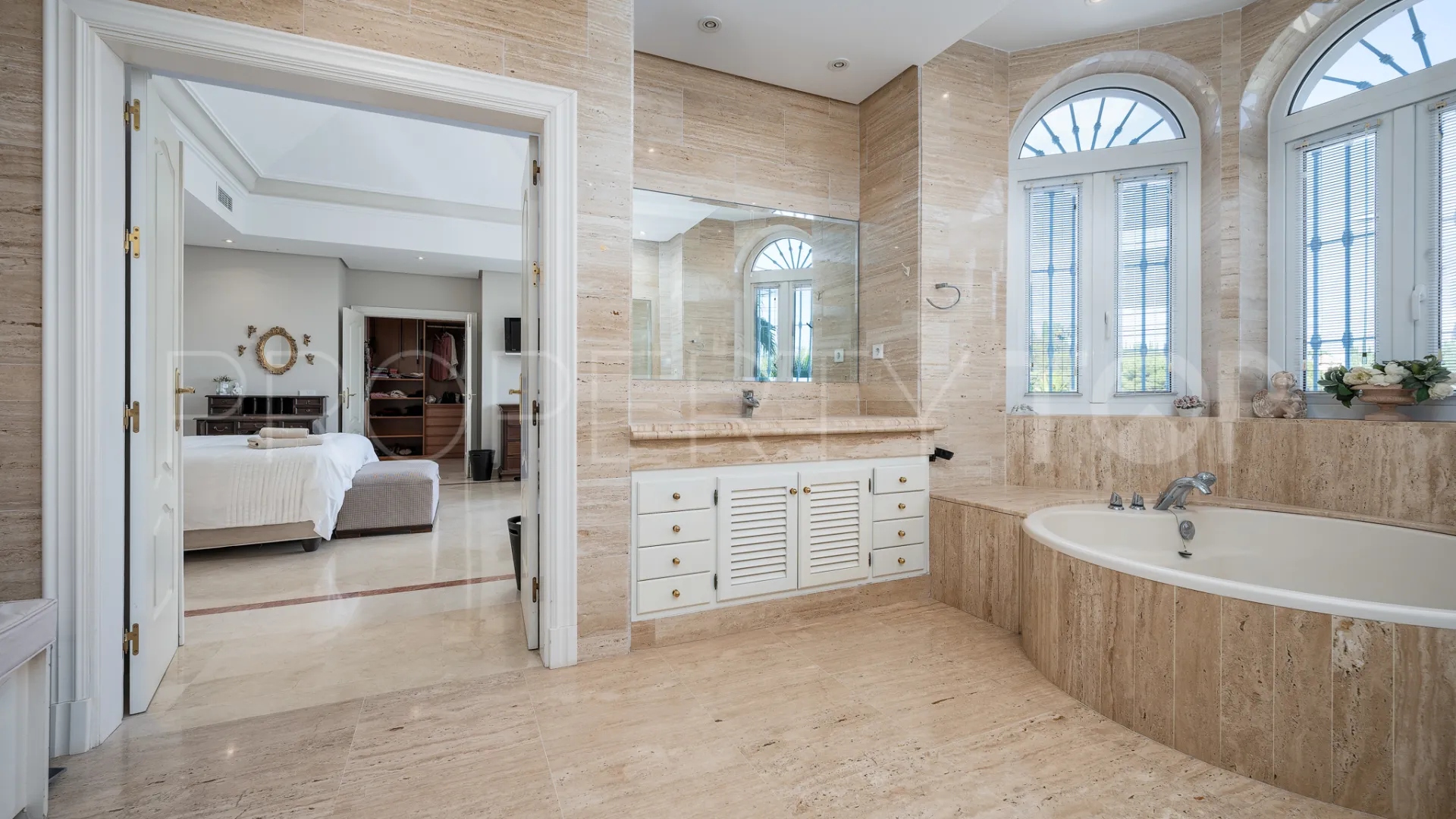 Villa con 7 dormitorios en venta en Nueva Andalucia