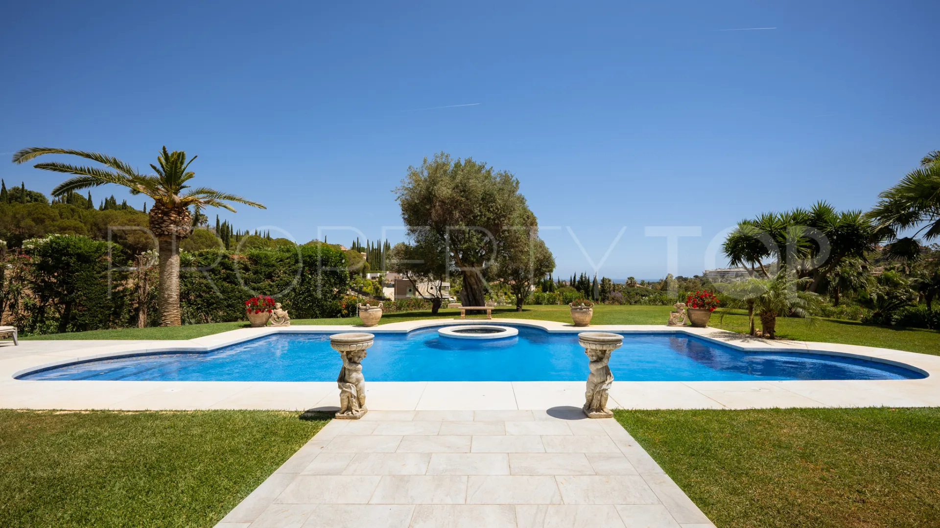 Villa con 7 dormitorios en venta en Nueva Andalucia