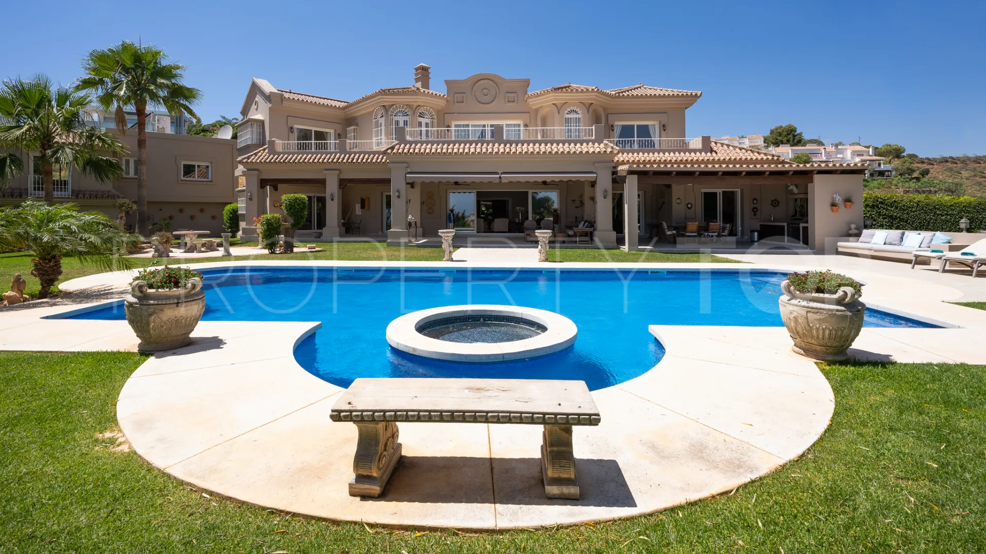 Villa con 7 dormitorios en venta en Nueva Andalucia