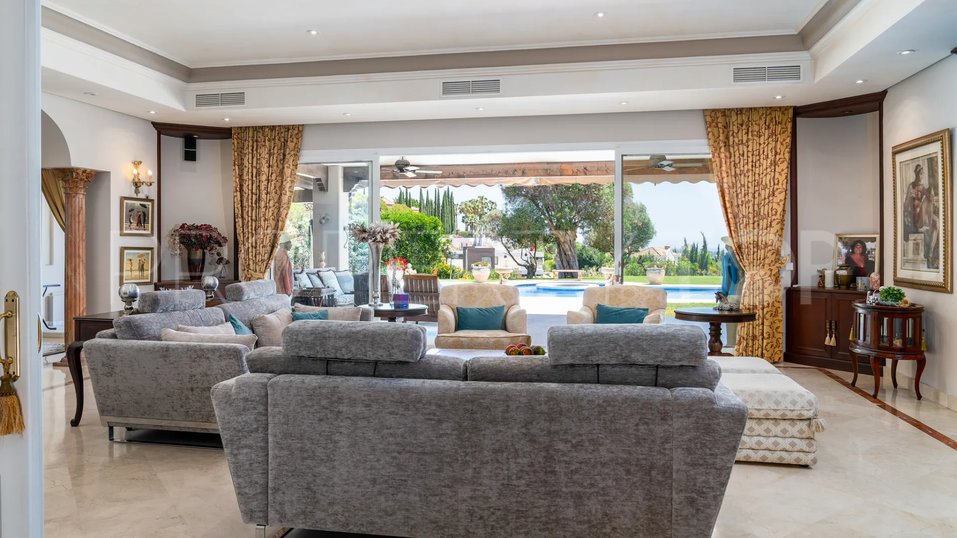 Villa con 7 dormitorios en venta en Nueva Andalucia