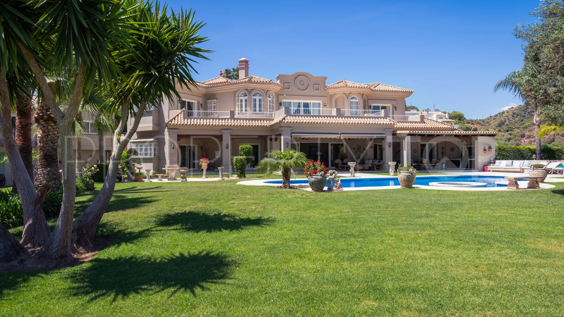 Villa con 7 dormitorios en venta en Nueva Andalucia