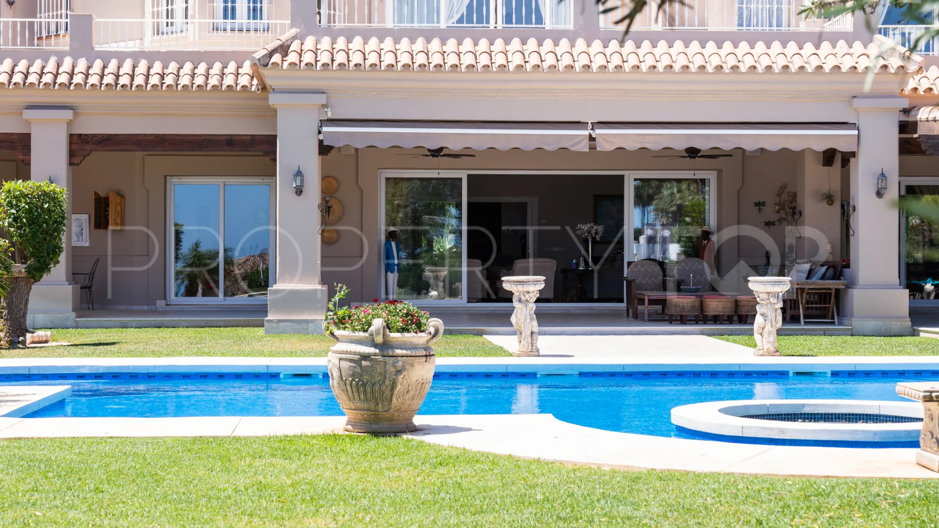 Villa con 7 dormitorios en venta en Nueva Andalucia