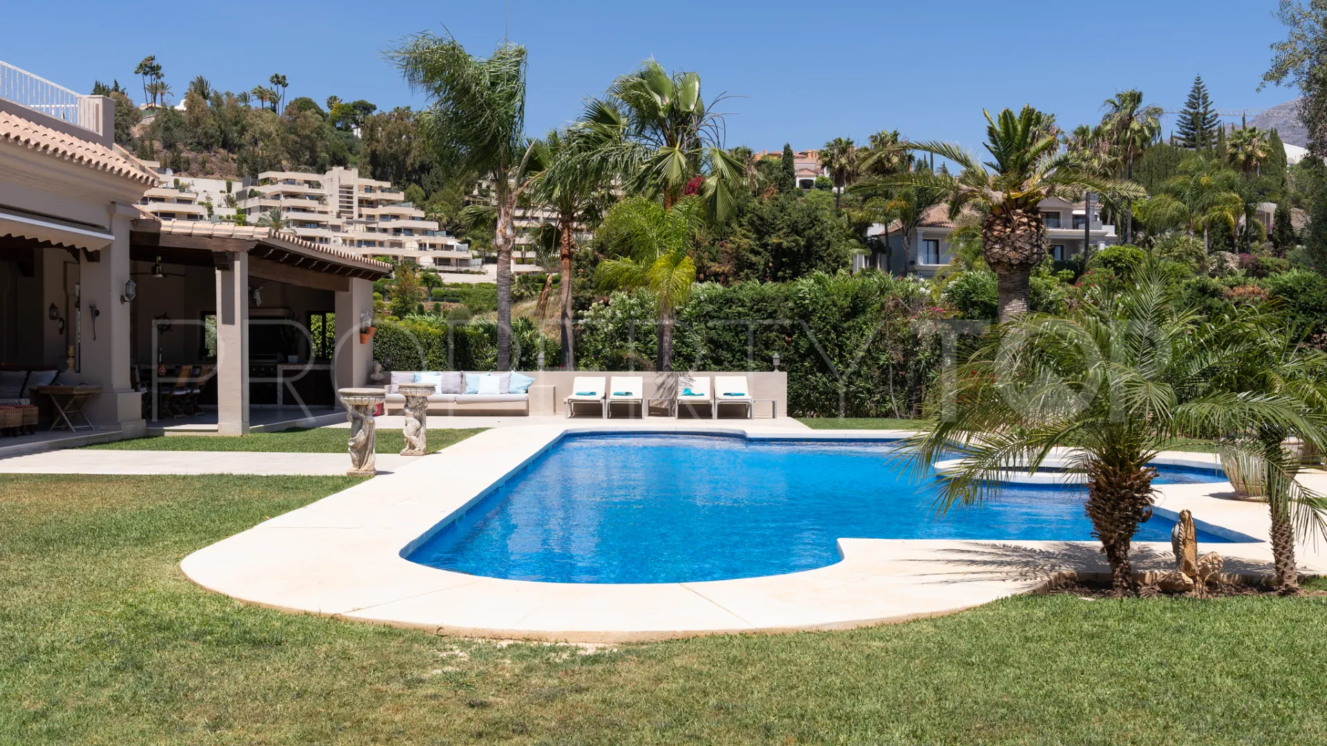 Villa con 7 dormitorios en venta en Nueva Andalucia