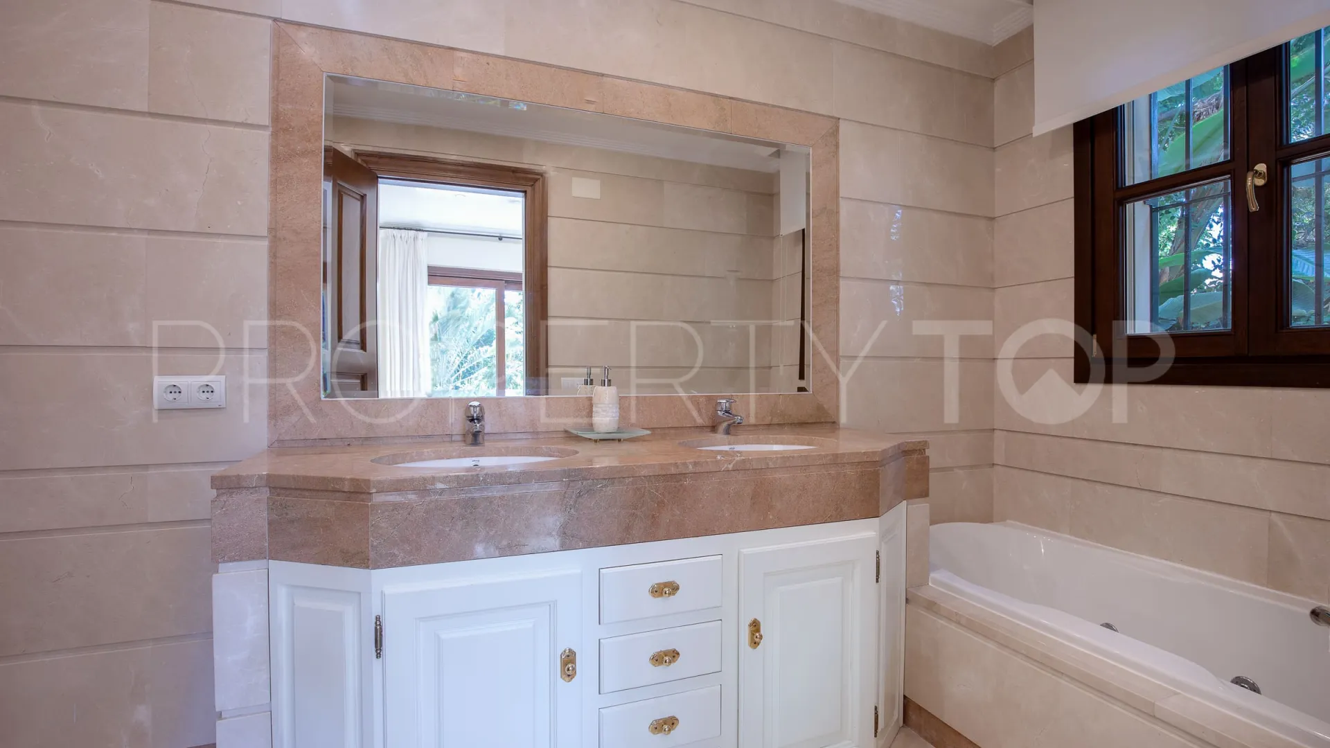 Villa con 6 dormitorios en venta en Los Arqueros