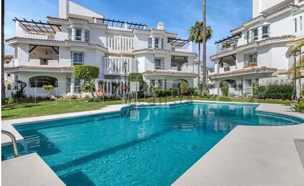 For sale duplex penthouse in Los Naranjos de Marbella