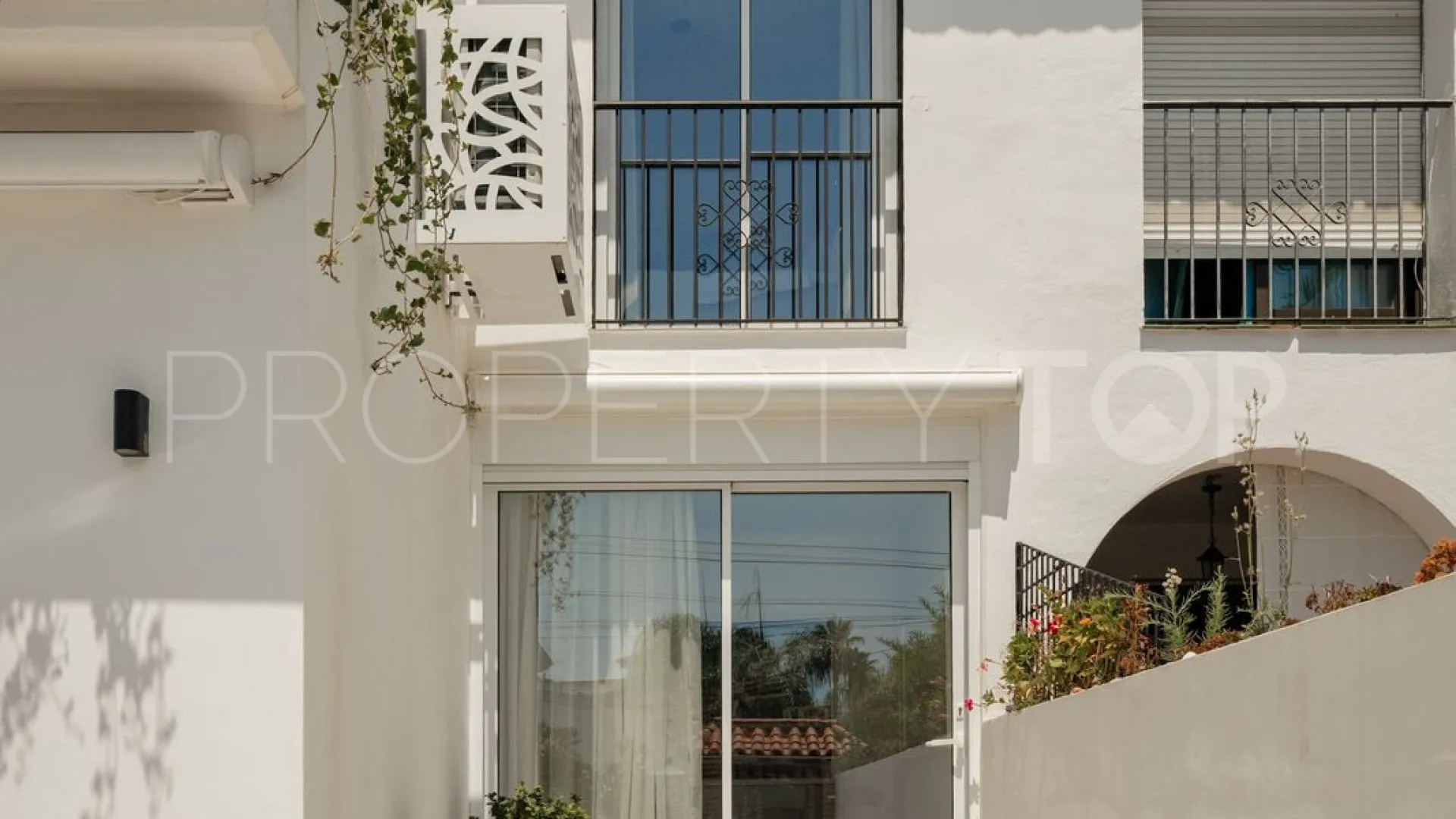 For sale town house in Las Petunias